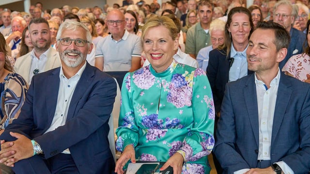 Ernst Knopp sitzt zusammen mit Julia Klöckner und David Langer.
