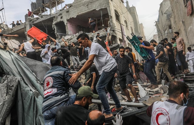 Servicios de emergencias y voluntarios buscan heridos entre los escombros tras un ataque aéreo israelí en Rafah, el 11 de noviembre de 2023.