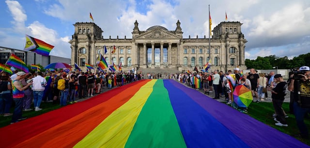 Regenbogenflaggen vor dem Reichstagsgebäude