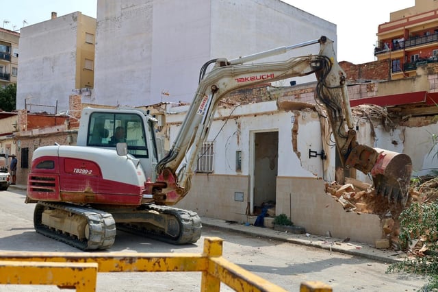 Torrent inicia la demolición de las viviendas afectadas por la dana.