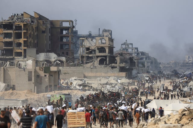 Palestinians carry aid supplies they collected from trucks that entered Gaza through Israel, in Beit Lahia, in the northern Gaza Strip August 10, 2025. REUTERS/Dawoud Abu Alkas/File Photo
