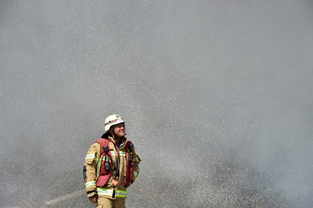 Nach einer Brandserie in Duisburg stehen vier Feuerwehrmänner vor Gericht. Die Staatsanwaltschaft wirft den Männern im Alter zwischen 17 und 40 Jahren mehrfache Brandstiftung vor, wie ein Sprecher des Landgerichts Duisburg sagte.
