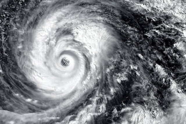 Escenario triple de amenazas: el huracán Erin con vientos de 115 mph avanza hacia la costa este, una peligrosa ola de calor con sensaciones térmicas de hasta 110°F (43°C) castiga el Valle del Mississippi, y tormentas con riesgo de inundaciones repentinas se ciernen sobre los Apalaches