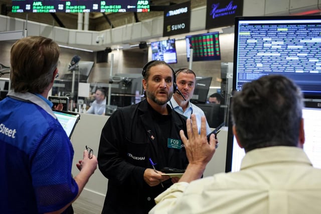 Des traders sur le parquet de l’American Stock Exchange (AMEX) à la Bourse de New York (NYSE) le 18 août 2025.
