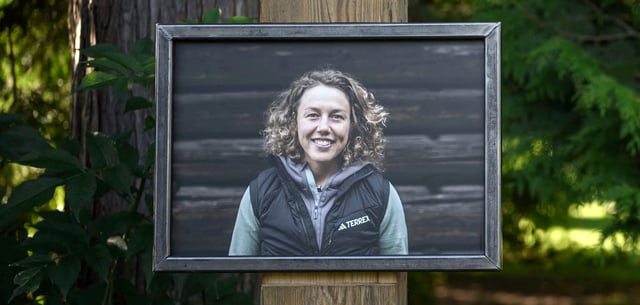 Ein Bild von Laura Dahlmeier an der Gedenkstätte in Garmisch-Partenkirchen