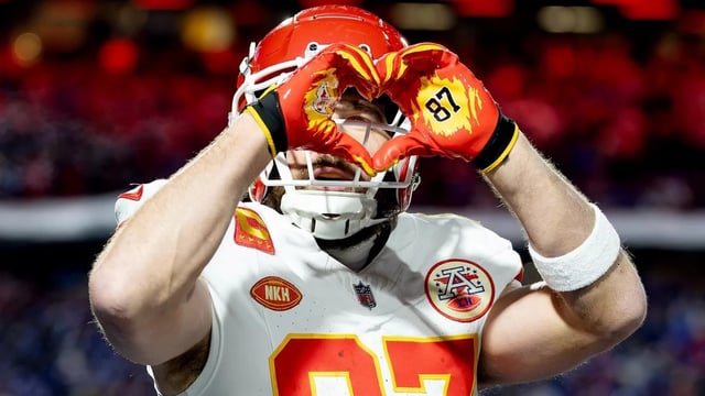 Travis Kelce #87 of the Kansas City Chiefs celebrates after scoring a touchdown against the Buffalo Bills (Al Bello/Getty Images)