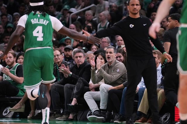 ARCHIVO - Foto del miércoles 23 de abril del 2025, el dueño de los Celtics de Boston Bill Chisholm sentado junto a la duela en el juego 2 de la primera ronda de los playoffs ante el Magic de Orlando. (AP Foto/Charles Krupa, Archivo)