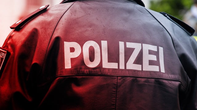 Brand in Humprechtsau: Gebäude zerstört, Schaden über 100.000 Euro, Polizei ermittelt.