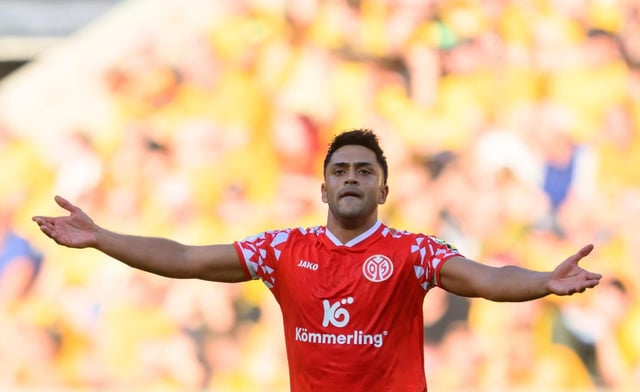 Nadiem Amiri del Mainz celebra tras abrir el marcador en el encuentro de la Copa Alemana ante el Dynamo Dresden el lunes 18 de agosto del 2025. (Robert Michael/dpa via AP)