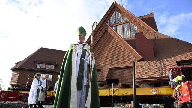 La obispo Asa Nystrom bendice la iglesia antes de iniciar su traslado.