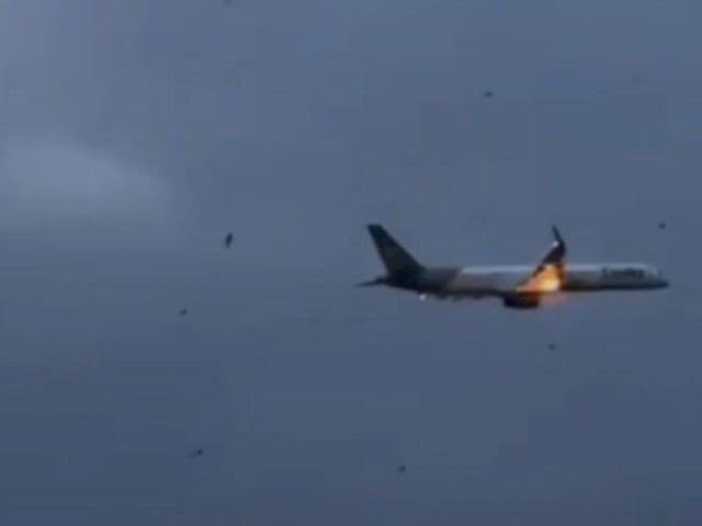 El avión de Condor sufrió una "reacción" cerca del motor. Foto: captura X