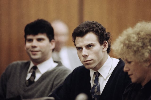 ARCHIVO - Lyle, a la izquierda, y Erik Menendez se sientan con la abogada defensora Leslie Abramson, a la derecha, en el Tribunal Municipal de Beverly Hills durante una audiencia, el 26 de noviembre de 1990. (Foto AP/Nick Ut, Archivo)