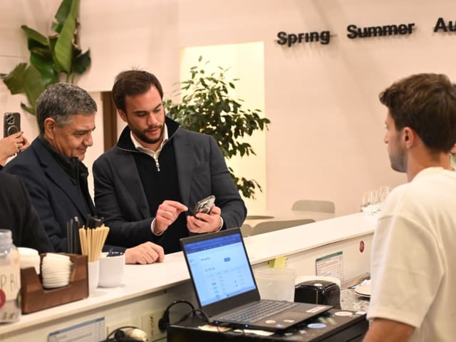 Jorge Macri  en el bar The Slow Kale, en Colegiales, uno de los comercios de la Ciudad que acepta pagos con cripto.  Foto GCBA.