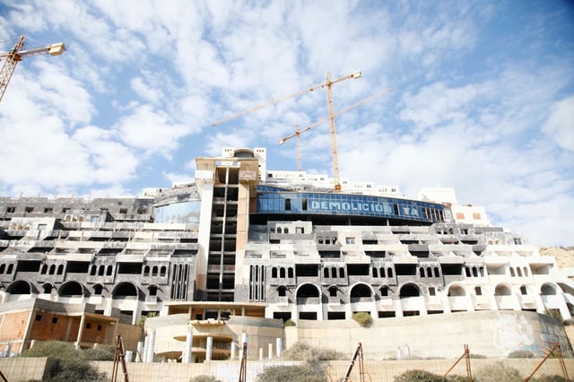 Vídeo | El Gobierno da otro paso para el derribo del Algarrobico