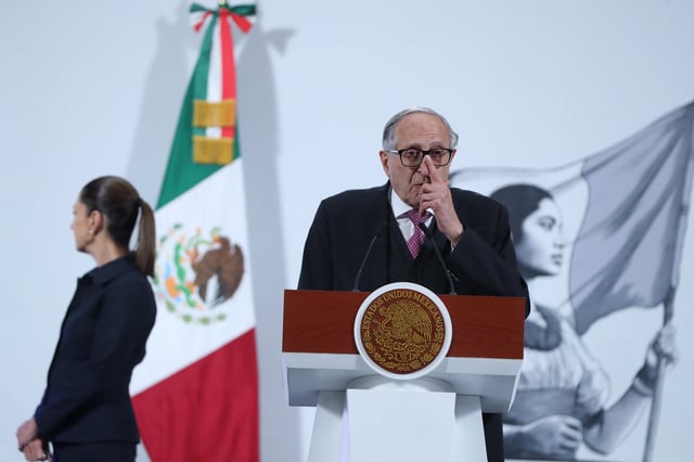 El secretario de salud, David Kershenobich, habla durante una rueda de prensa este martes, en Palacio Nacional