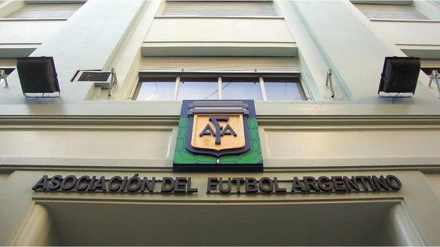 La AFA despidió a un árbitro por \"atentar contra los valores del fútbol\"