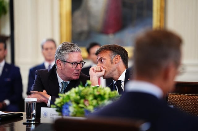 El primer ministro británico, Keir Starmer, conversa con el presidente francés, Emmanuel Macron, durante la reunión del lunes en la Casa Blanca.
