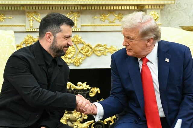 Le président ukrainien Volodymyr Zelensky et le président américain Donald Trump se serrent la main lors d’une réunion dans le Bureau ovale de la Maison Blanche à Washington, le 18 août 2025.