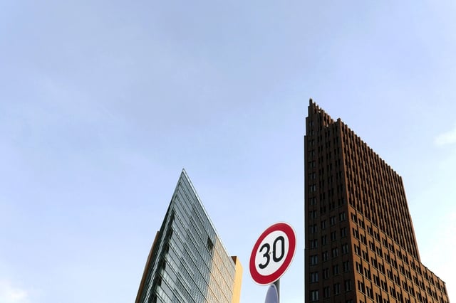 Tempo-30-Verkehrsschild vor Hochhäusern