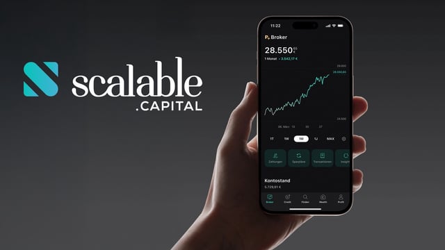 Hand hält ein Smartphone mit geöffneter Scalable-Capital-App, die ein Depot mit Kursverlauf und Kontostand zeigt; links daneben das Scalable-Capital-Logo auf dunklem Hintergrund.