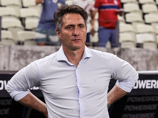 Velez coach Guillermo Barros directs during a round of 16 match of the Copa Conmebol Libertadores between Fortaleza and Vélez at the Arena Castelao in Fortaleza, Brazil, 12 August 2025. EFE/ Jarbas Oliveira