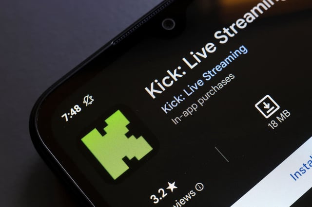 Fondée en 2022 en Australie, Kick est l’une des principales plateformes concurrentes de Twitch. 