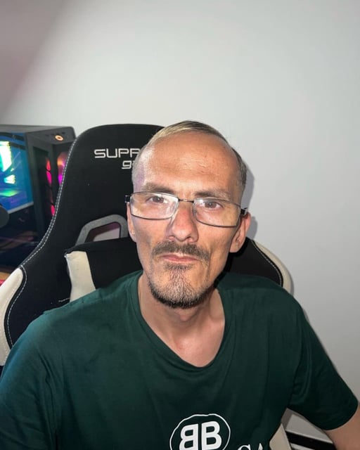 Le streamer Jean Pormanove, pseudonyme de Raphaël Graven, 46 ans, est mort après douze journées retransmises en direct sur la plateforme Kick.