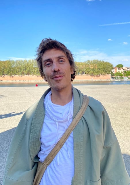 Camilo Castro, 40 ans, est professeur de yoga en Colombie.