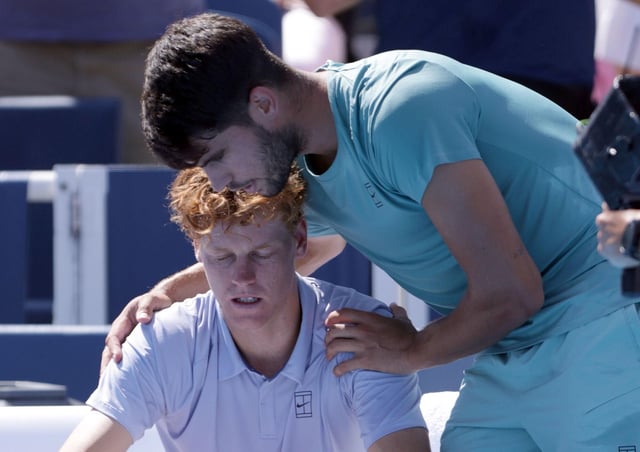 Carlos Alcaraz anima al italiano Jannik Sinner, tras retirarse del Masters 1.000 de Cincinnati