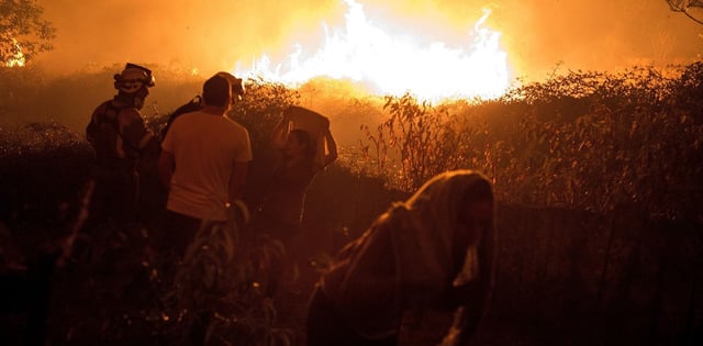Los incendios en Galicia y una postal de la lucha contra el fuego. Foto EFE.