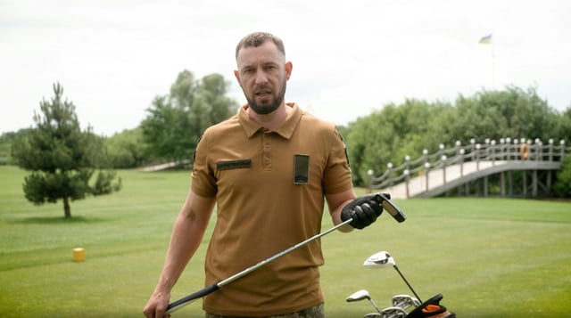 Der ukrainische Präsident Wolodymyr Selenskyj hat dem golfbegeisterten US-Präsidenten Donald Trump bei ihrem Treffen im Weißen Haus den Golfschläger eines verwundeten Soldaten aus der Ukraine geschenkt. Trump bedankte sich per Videobotschaft.