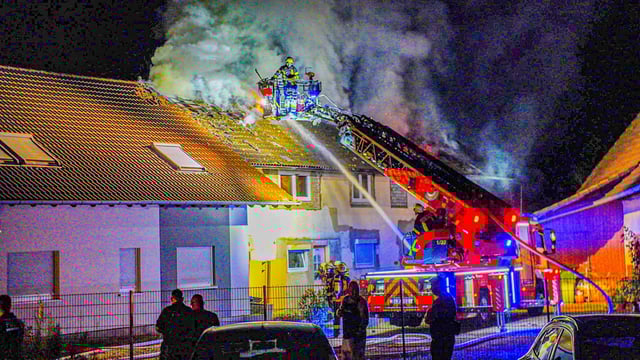 Ein Mann (43) soll das Haus der Familie angezündet haben. Es ist unbewohnbar.