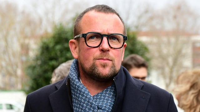 La plaque avait été installée «il y a quelques mois en hommage aux Justes villeurbannais qui ont contribué à sauver des Juifs au péril de leur vie», précise la maire, Cédric Van Styvendael (PS).