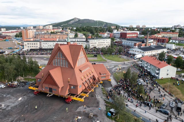 En una plataforma con 224 ruedas especialmente diseñada, la iglesia de Kiruna es trasladada a su nueva ubicación a una velocidad de 1 kilómetro por hora, en Kiruna, Suecia, el martes 19 de agosto de 2025. (Fredrik Sandberg/TT News Agency vía AP)