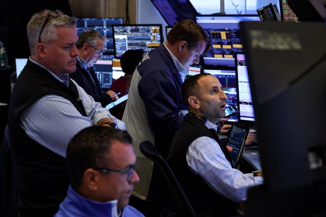 Traders work on the floor at the New York Stock Exchange (NYSE) in New York City, U.S., August 19, 2025.  REUTERS/Brendan McDermid