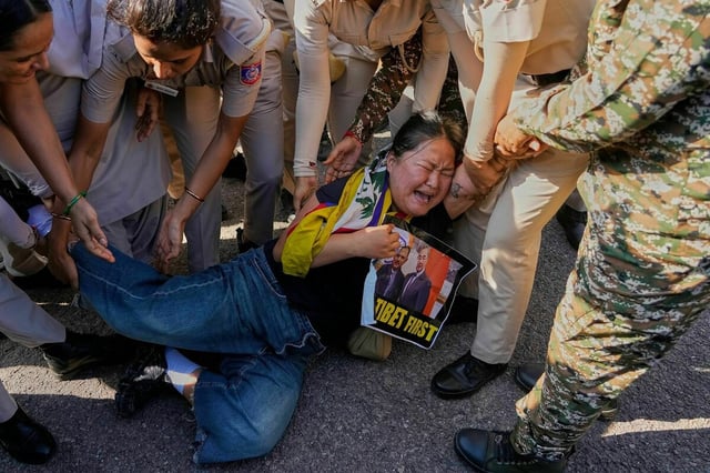 Festnahme einer Exil-Tibeterin, die am Montag vor der chinesischen Botschaft in Delhi gegen die Regierung Chinas protestiert