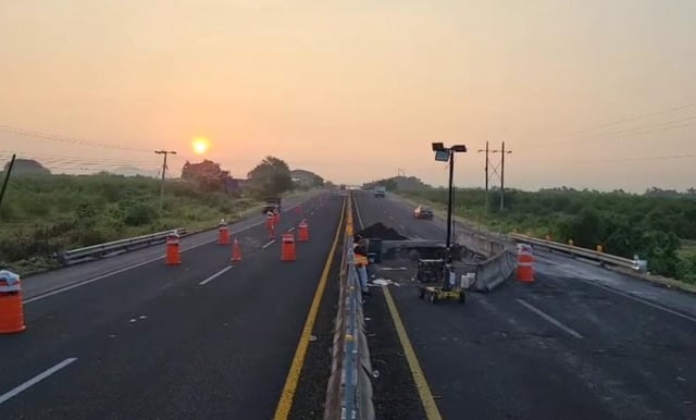 Paso por laterales ante socavón en carretera Cuatro Caminos-Apatzingán