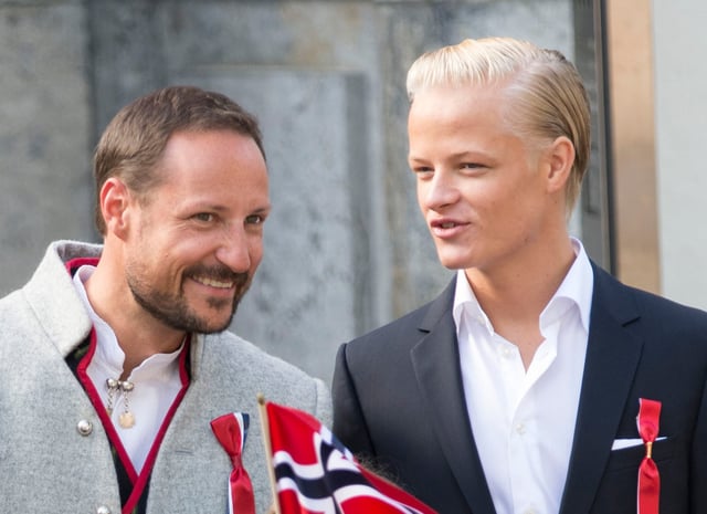 El príncipe heredero Haakon de Noruega y Marius Hoiby saludan al desfile infantil en la finca Skaugum el 17 de mayo de 2014 en Oslo, Noruega