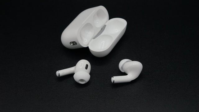 New beta firmware arrives for AirPods Pro 2, AirPods 4