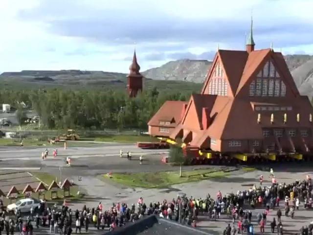 Trasladan en Suecia sobre más de 200 ruedas una iglesia centenaria: "La dejamos en manos de Dios"