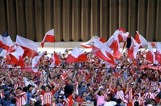 Aficionados de las Chivas durante un partido de la Liga MX