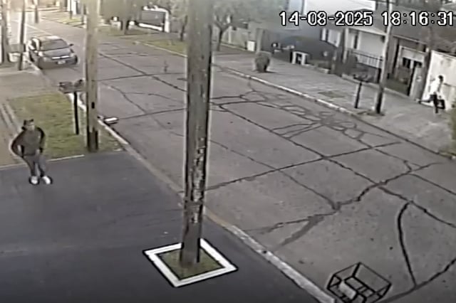 La fuga de los delincuentes quedó registrada en cámaras de seguridad