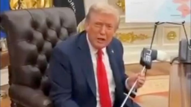 Selenskyj schenkt Trump einen Golfschläger eines verwundeten ukrainischen Soldaten.