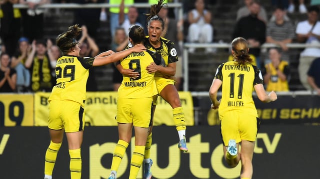 Die Frauen von Borussia Dortmund bejubeln einen Treffer im DFB-Pokalspiel gegen Borussia Mönchengladbach.