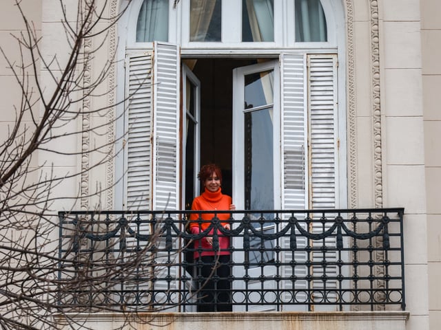 La expresidenta Cristina Fernández de Kirchner sale al balcón del departamento donde está cumpliendo su condena a saludar un grupo taxistas que se congregaron en apoyo - Constitución CABA 17 agosto 2025 Sille/Clarín FTP CLARIN CIS_8459.jpg Z Invitado
