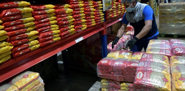 Precios cuidados en las góndolas de mercados, mayoristas, y supermercados.
El Gobierno nacional oficializó este miércoles el congelamiento de precios de 1.432 productos de consumo masivo hasta el 7 de enero, pese a la falta de acuerdo con el sector empresario y productor.
En la foto: El mayorista Oscar David evita el desabastecimiento bajando precios de los productos

Foto: Orlando Pelichotti