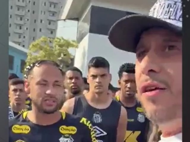 Neymar y el momento del cara a cara con la barra brava del Santos en pleno entrenamiento.