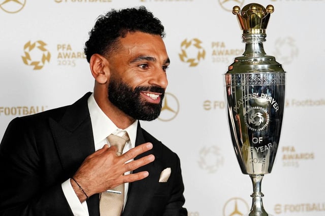 Mohamed Salah del Liverpool posa con el trofeo al Jugador del Año del fútbol inglés enel Manchester Opera House el martes 19 de agosto del 2025. (Martin Rickett/PA via AP)