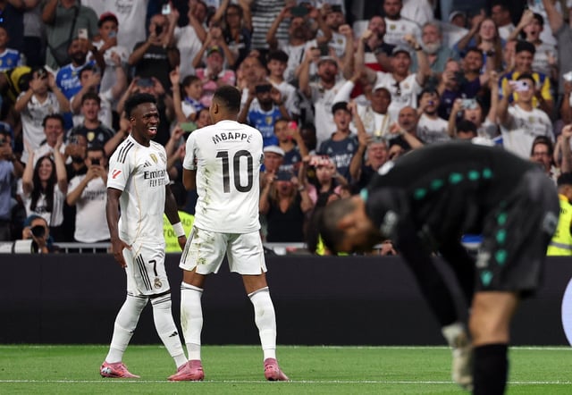 Soccer Football - LaLiga - Real Madrid v Osasuna - Santiago Bernabeu, Madrid, Spain - August 19, 2025 Real Madrid's Kylian Mbappe celebrates scoring their first goal with Real Madrid's Vinicius Junior REUTERS/Violeta Santos Moura
