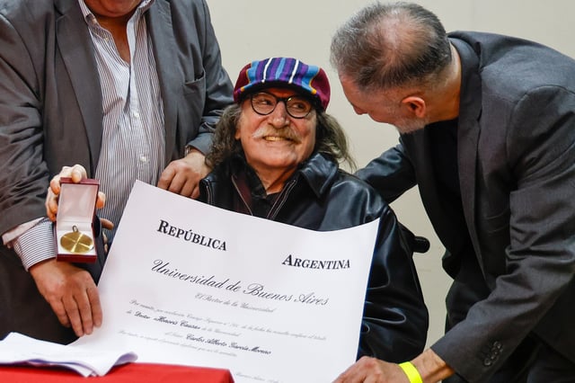 La Facultad de Filosofía y Letras le entrega el título de Doctor Honoris Causa a Charly García.